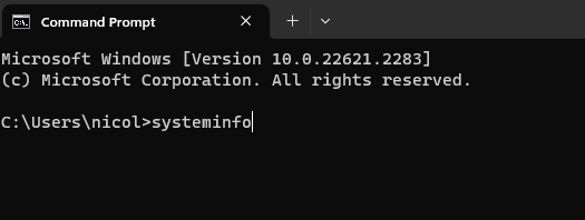 La fenêtre de l’Invite de commandes est ouverte et le champ C:\Users\nicol\>systeminfo a été saisi.